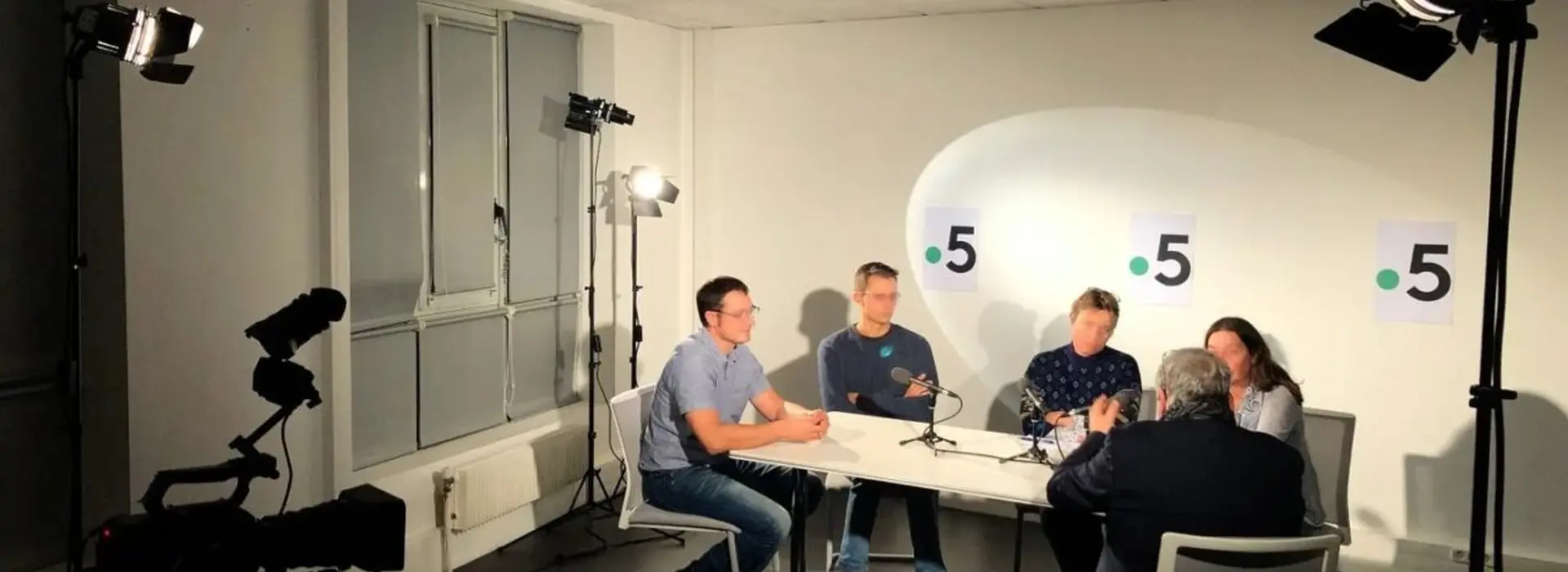 Plateau de télévision reconstitué pour une session de formation